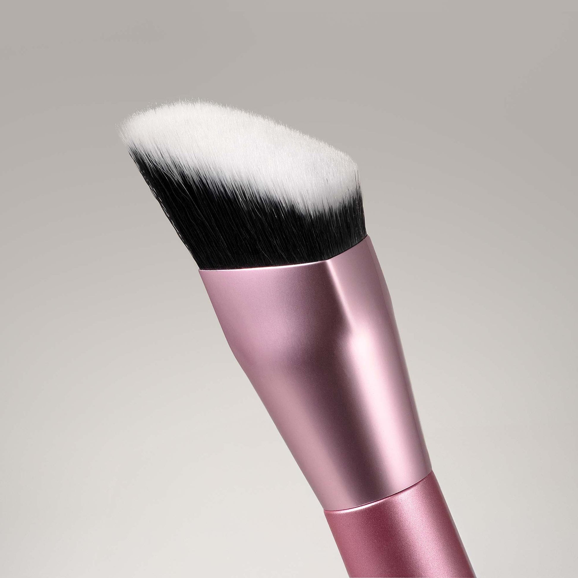 Real Techniques Cheek Hugging Contour Brush - Image 4