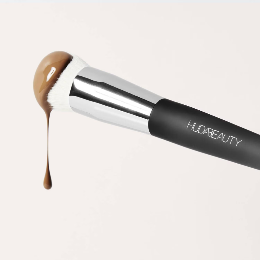 Huda Beauty Base Brush White - Application